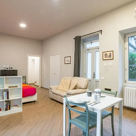 Guesthost - Al Civico 4 - Comfy Studio-flat *